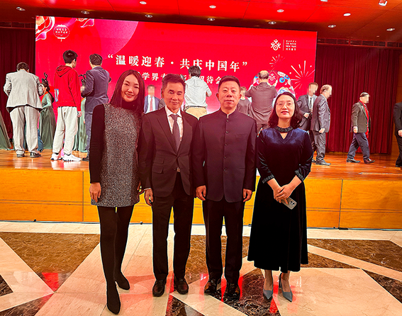 世貿通集團董事長、美中經濟文化協會副主席、美國新移民聯盟主席Winner Xing博士與中國駐美國大使謝鋒（右一）合影