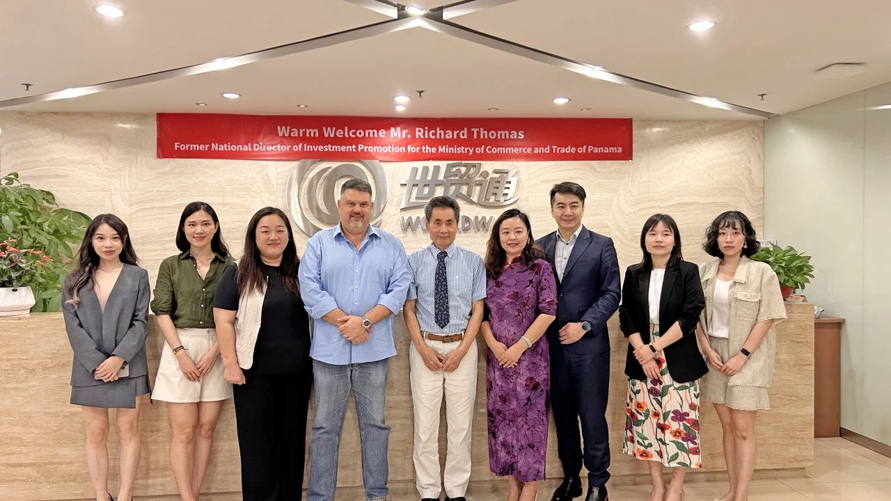 巴拿馬工商部投資服務(wù)司前司長、巴拿馬移民法案修訂人Richard Thomas先生等一行到訪世貿(mào)通集團，受到了世貿(mào)通集團董事長Winner Xing博士等高層的熱情接待，雙方就巴拿馬移民政策核心優(yōu)勢與投資環(huán)境進行了深度交流。