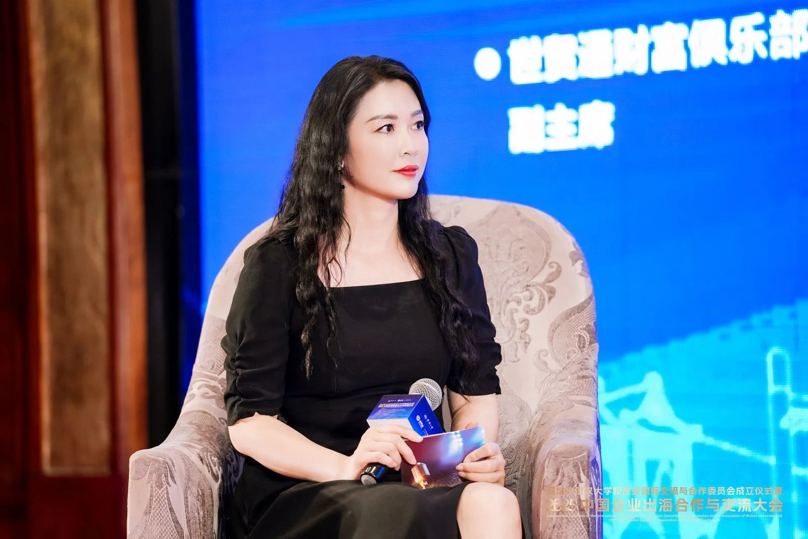 本次圓桌論壇主題研討環(huán)節(jié)，由世貿(mào)通財富俱樂部副主席羅良女士主持，率領朱幼麟、張緒穆、曾勝學、呂仕敢、朱必燈、謝卓亨六位嘉賓，聚焦企業(yè)出海與營商規(guī)劃，討論涉及營商環(huán)境、稅務規(guī)劃、商業(yè)布局三大維度。